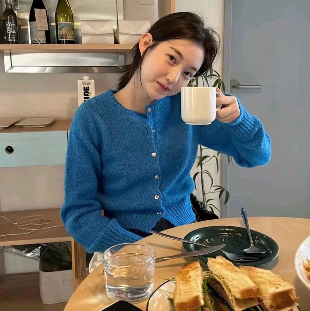 今朝春色倍还人